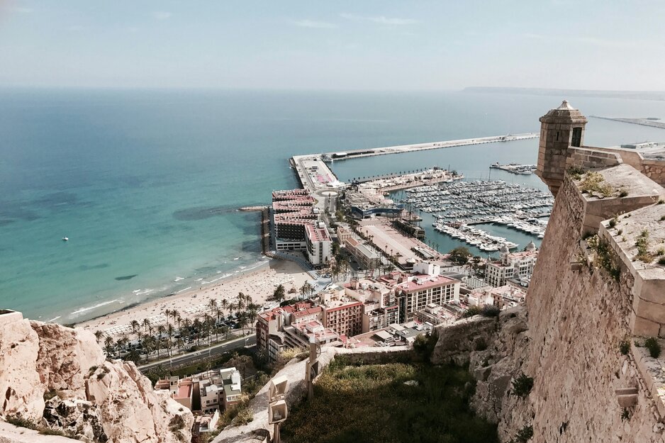 Blick auf den Hafen von Alicante vom Castillo de Santa Bárbara aus | © Unsplash