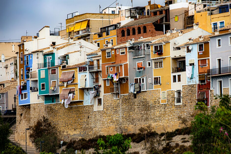 Bunte Häuserzeile in Alicante | © Unsplash