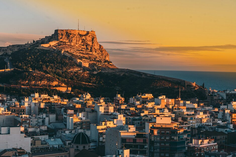 Sonnenuntergang über Alicante und dem Castillo de Santa Bárbara | © Unsplash