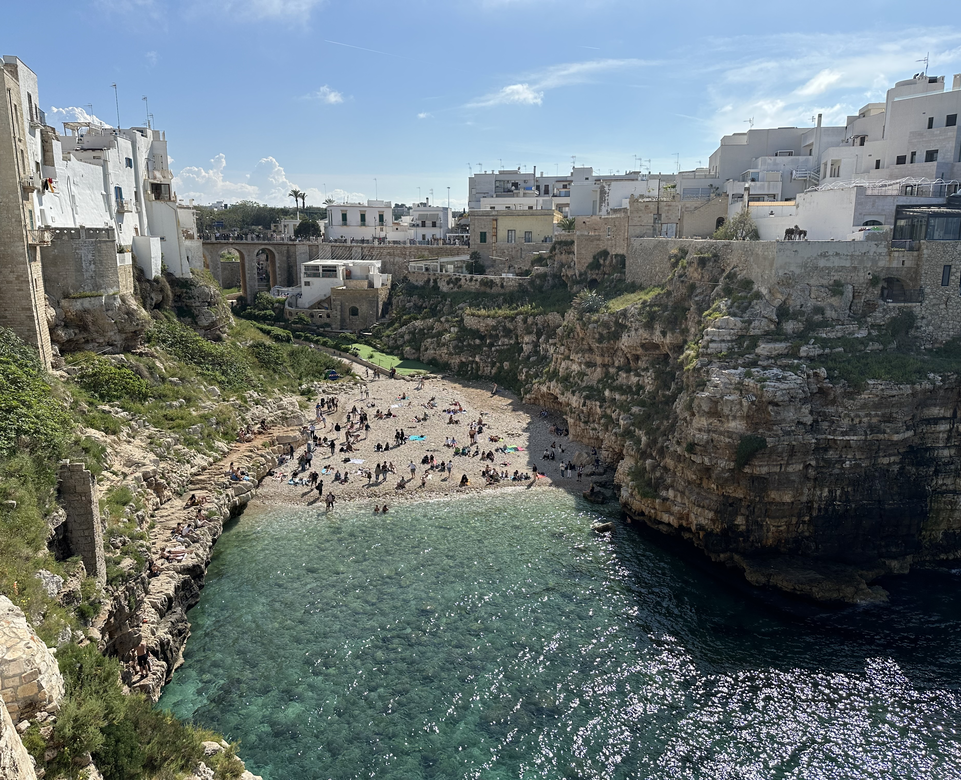 Berühmter Strand Cala Porto in Polignano a Mare | © Linz Airport
