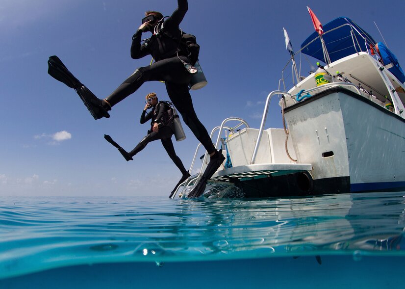 Taucher beim Sprung vom Boot ins Meer | © Envato Elements Taucher beim Sprung vom Boot ins Meer | © Envato Elements