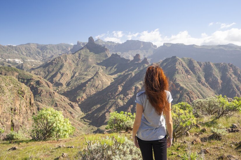 Wanderin vor Gebirgsmassiv auf Gran Canaria | © Envato Elements Wanderin vor Gebirgsmassiv auf Gran Canaria | © Envato Elements