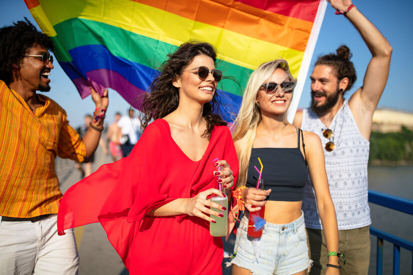 Zwei Pärchen am Weg zu einer Gay Pride Parade | © Envato Elements Zwei Pärchen am Weg zu einer Gay Pride Parade | © Envato Elements