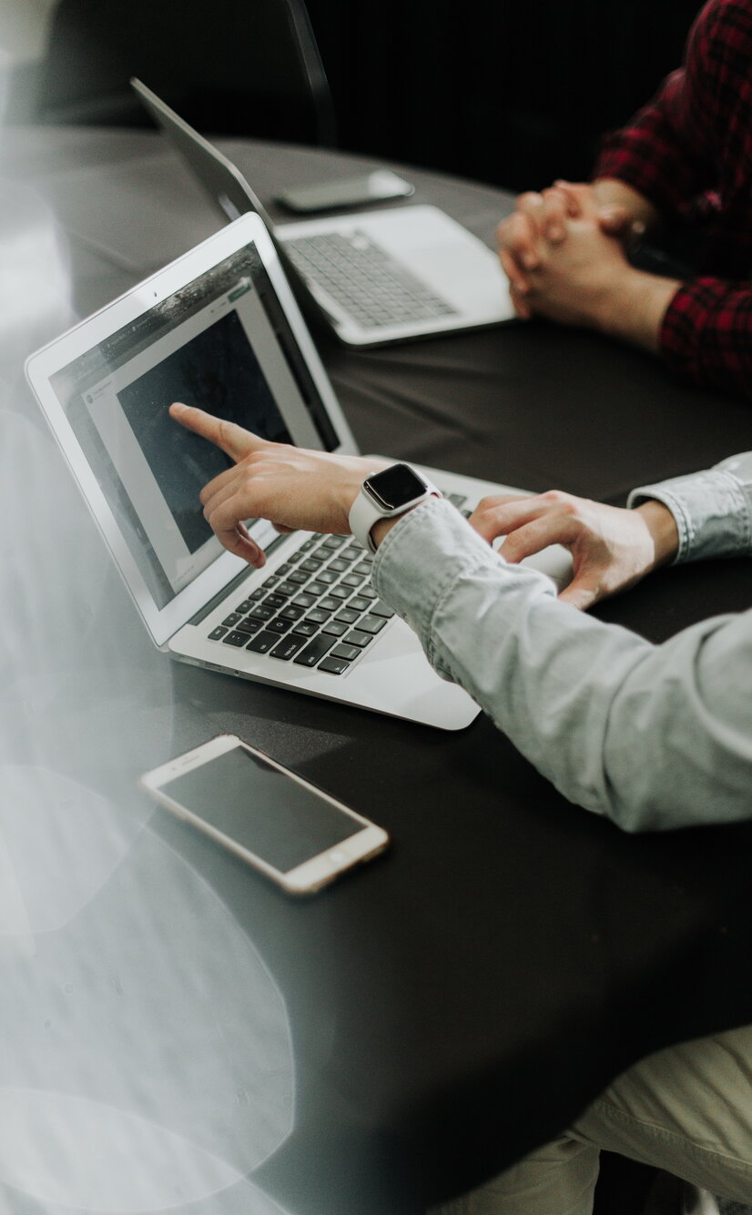 Personen betrachten etwas auf Laptop | © Priscilla du Preez Unsplash Personen betrachten etwas auf Laptop | © Priscilla du Preez Unsplash