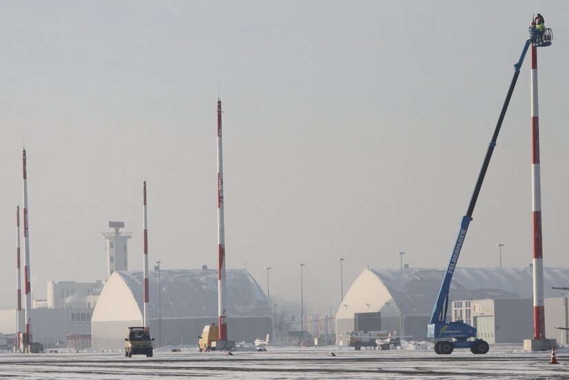Montage LED Lampen am Vorfeld | © Linz Airport Montage LED Lampen am Vorfeld | © Linz Airport