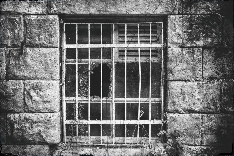 Backsteinmauer mit vergittertem kaputten Fenster | © Pixabay