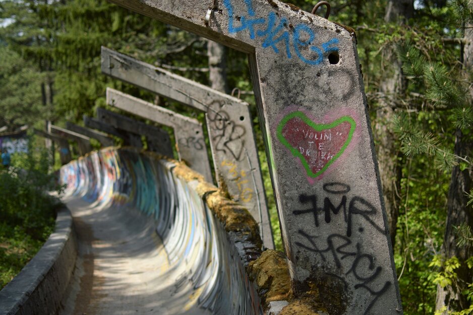 Überwucherte Bobbahn im verlassenen Olympischen Dorf in Sarajevo | © Unsplash