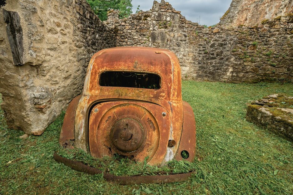 Verrostete Autowrack innerhalb von Ruinen | © Pexels