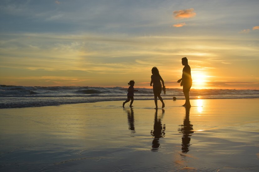 © unsplash Abendstimmung, Familie am Strand | © unsplash