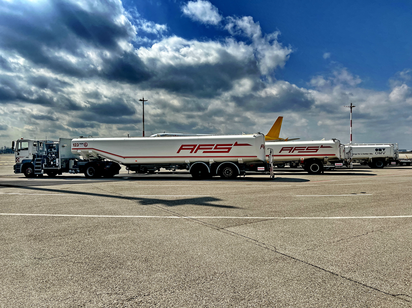 Zwei Tankwagen von AFS und ein Tankwagen von OMV am Vorfeld | © Linz Airport Zwei Tankwagen von AFS und ein Tankwagen von OMV am Vorfeld | © Linz Airport