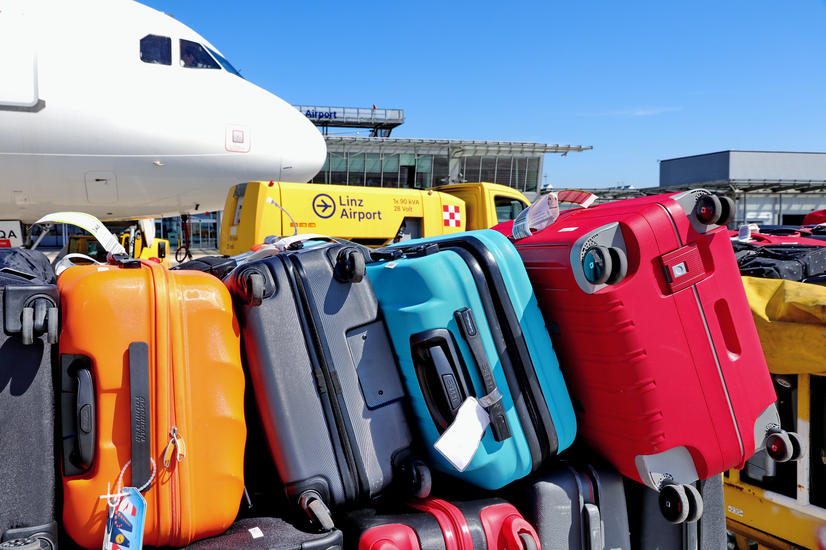 Bunte Koffer vor Cockpit und Flughafenterrasse | © Linz Airport Bunte Koffer vor Cockpit und Flughafenterrasse | © Linz Airport